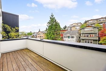 Henry Apartments Private Balcony